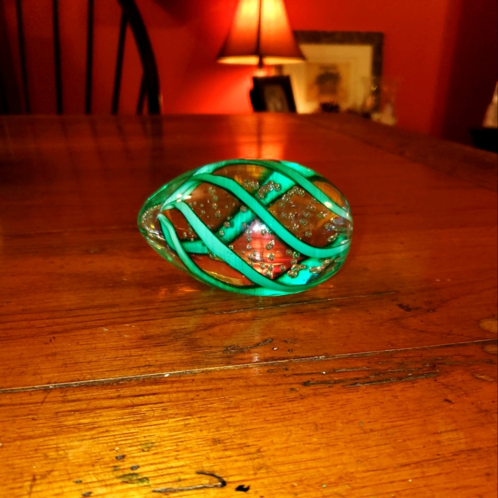 Glass controlled bubble paper weight